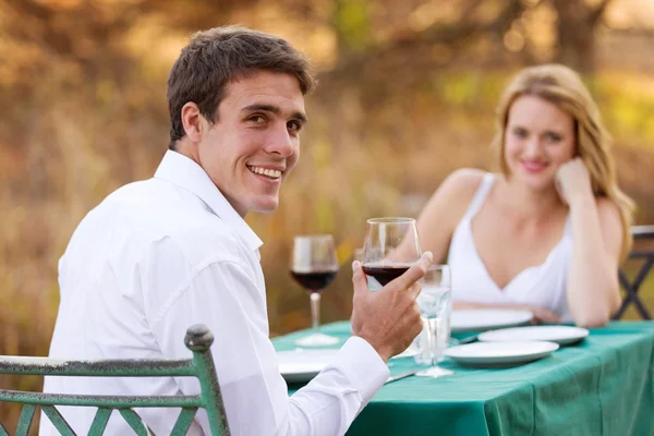 Молодой человек за романтическим ужином с подругой Лицензионные Стоковые Фото