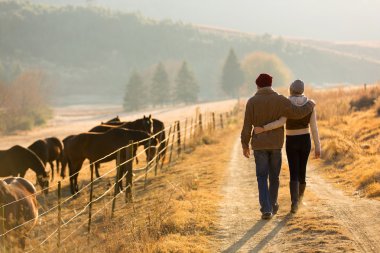 Genç çiftin Farm yolda yürürken