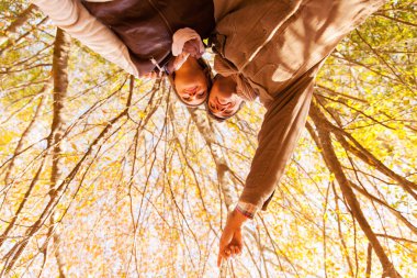 sonbahar ormanda işaret eden genç çiftin düşük açılı görünüş