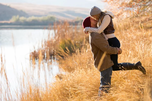 Jeune couple baisers en automne — Photo