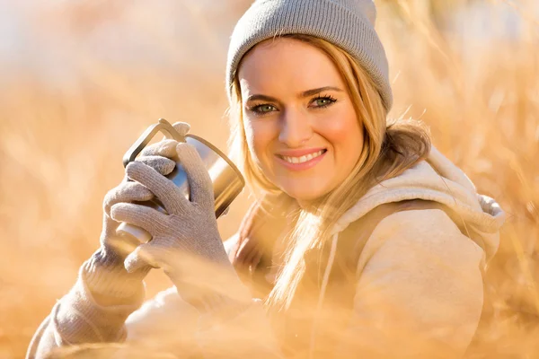 Junge Frau wärmt sich mit Kaffee auf — Stockfoto