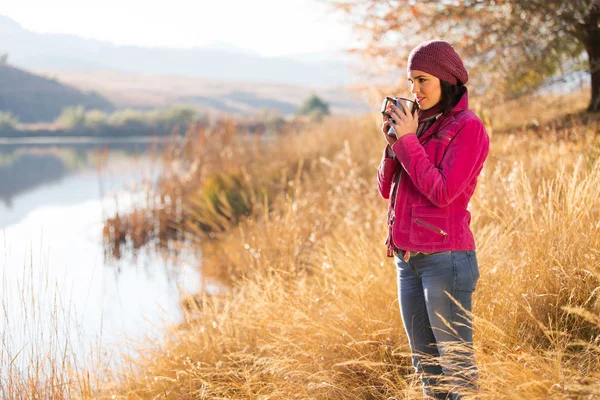 Femme buvant du café à la campagne — Photo