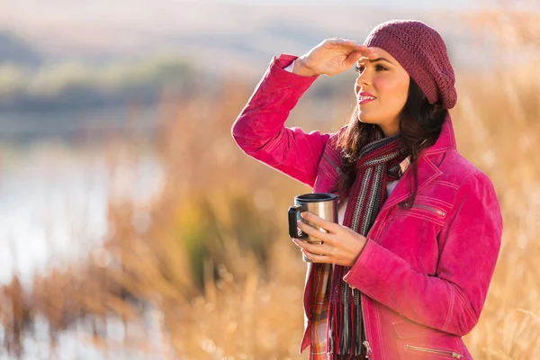 Vrouw met koffie mok buitenshuis in winter — Stockfoto