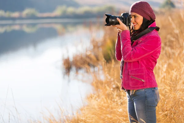 Fotoğrafçı sonbahar aylarında açık havada fotoğraf çekmek — Stok fotoğraf