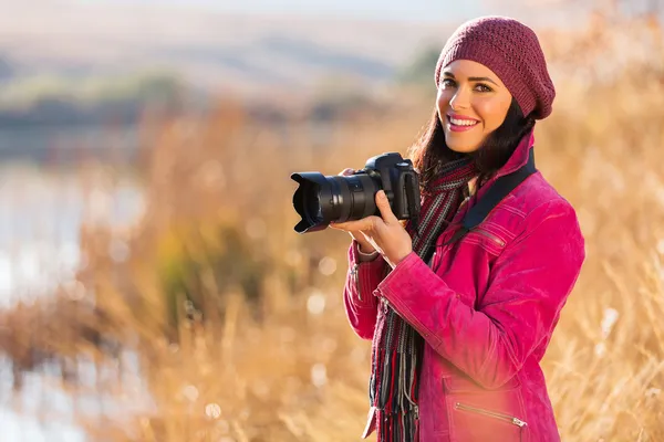 Jovem segurando uma câmera dslr — Fotografia de Stock