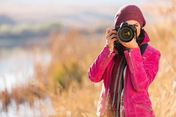 Jonge vrouw fotograferen in de herfst — Stockfoto