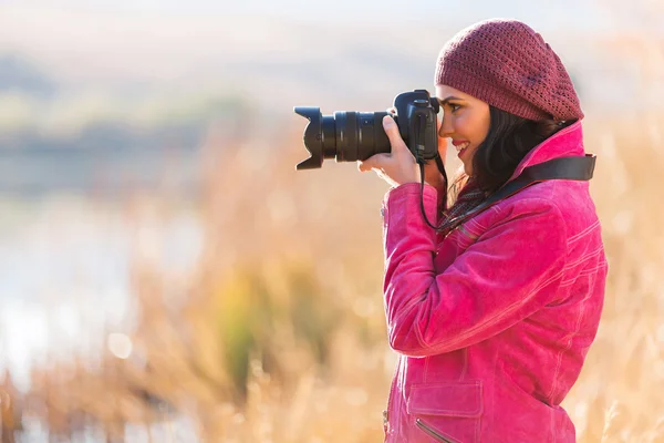 Femme photographe prenant des photos — Photo