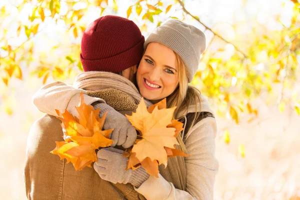 Pareja en bosque de otoño — Foto de Stock