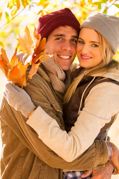 Jovem casal abraçando na floresta de outono — Fotografia de Stock