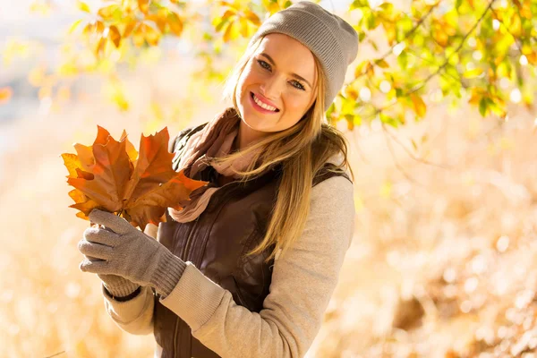 Jeune femme dans le parc d'automne — Photo