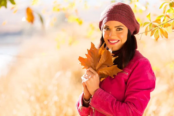 Mujer sosteniendo hojas de otoño — Foto de Stock