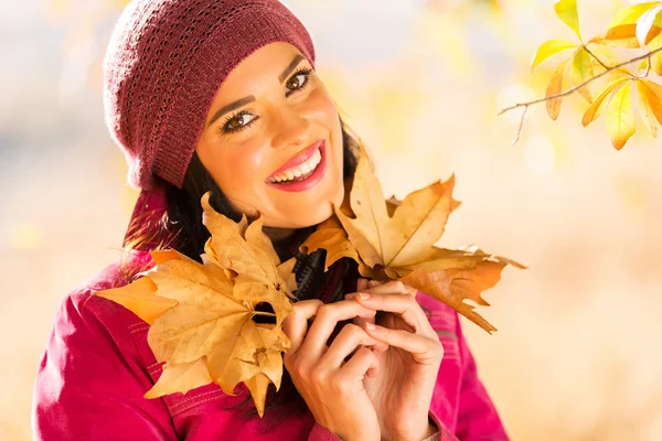 Frau hält Herbstlaub in der Hand — Stockfoto