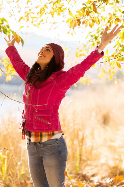 Vrouw genieten van herfst buitenshuis — Stockfoto