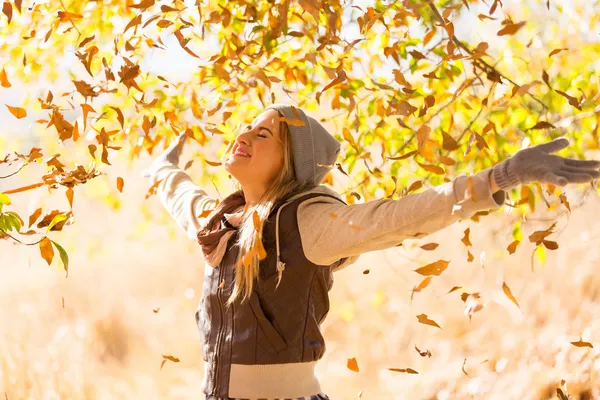 Фото Осенних Листьев В Руках Девушки
