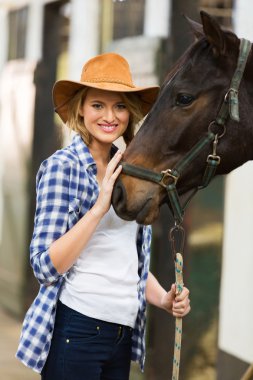 cowgirl atı ile