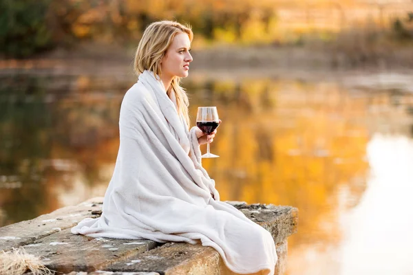 Nachdenkliche Frau mit einem Glas Rotwein — Stockfoto