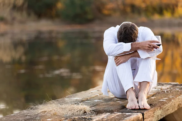 Uomo triste con bicchiere di vino — Foto Stock