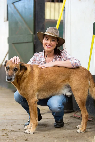 Cowgirl e il suo cane dentro casa di fattoria — Foto Stock