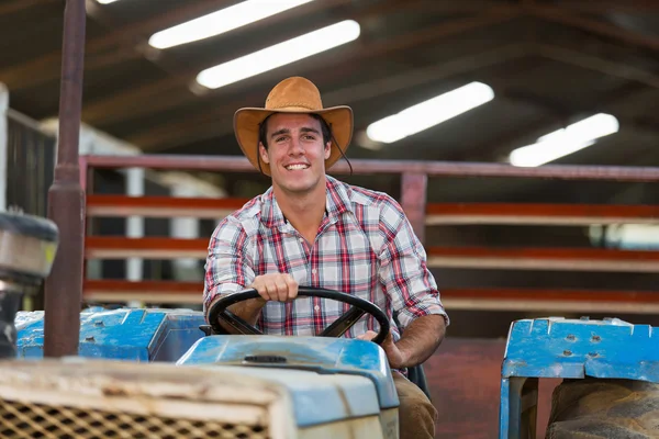 Jovem agricultor tractor de condução — Fotografia de Stock