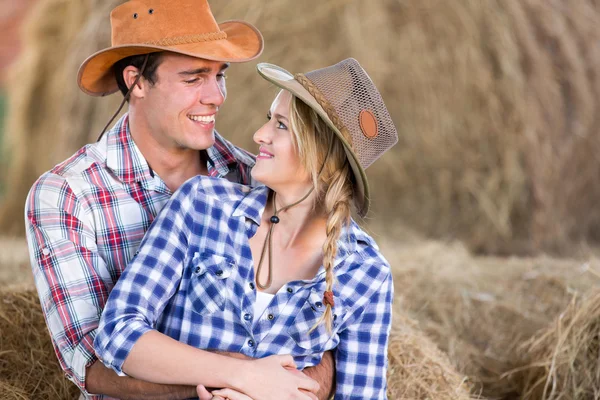 Amante pareja occidental americana en granero — Foto de Stock