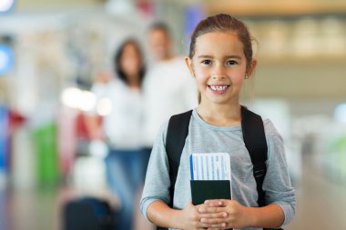 Kız holding pasaportu