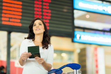 kadın holding pasaportu