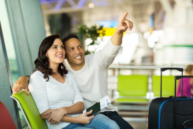 Havaalanında orta yaşlı çift