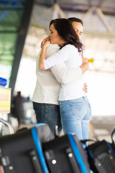 Pareja abrazándose antes de partir — Foto de Stock