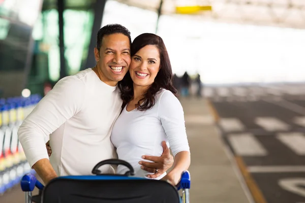 空港でのカップルを抱きしめる — ストック写真