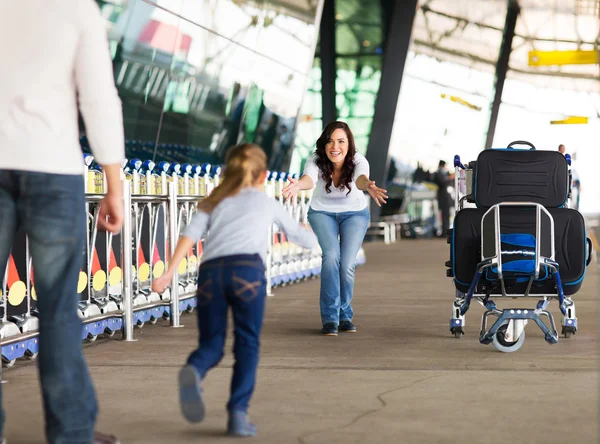 Meisje lopen naar de moeder — Stockfoto