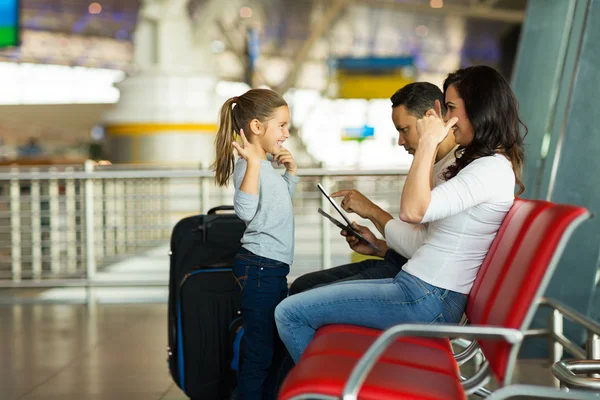 Mother and daughter playing game — Stock Photo, Image