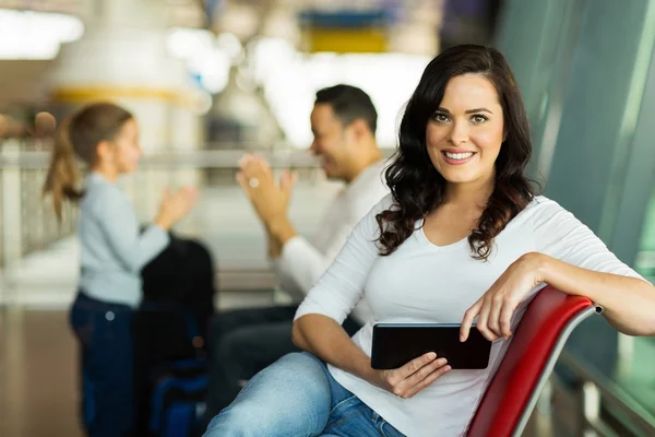 Frau hält Tablet am Flughafen — Stockfoto