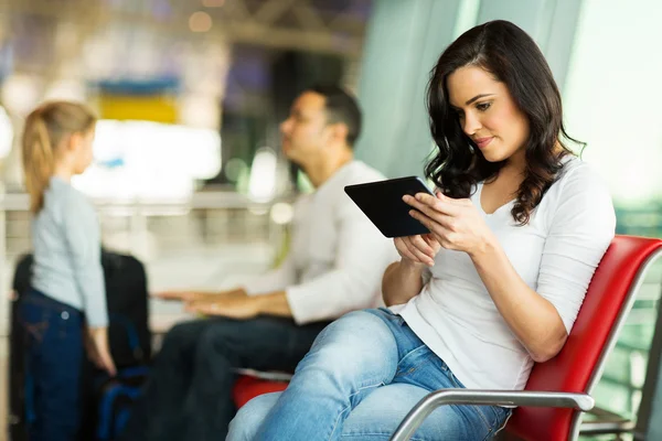 Жінка використовує планшет в аеропорту — стокове фото