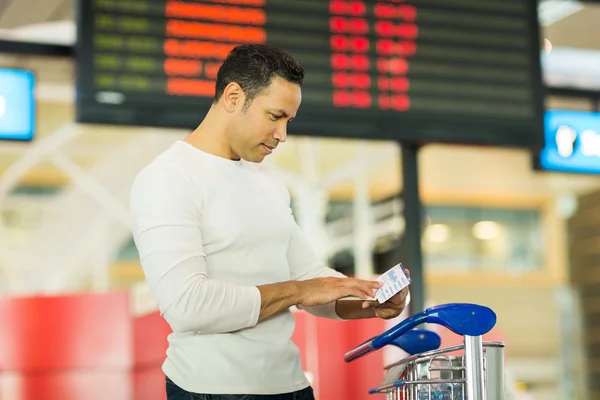 Hombre mirando la tarjeta de embarque — Foto de Stock