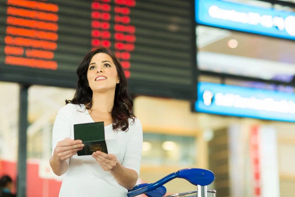 Mujer con pasaporte —  Fotos de Stock