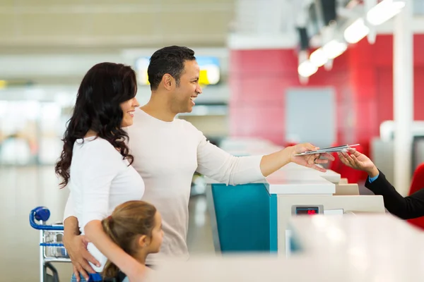 Famiglia in aeroporto — Foto Stock