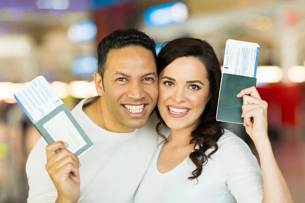 Couple holding passport — Stock Photo, Image