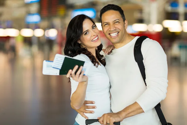 Casal com bilhetes de avião — Fotografia de Stock