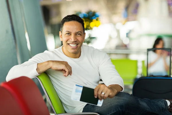 Hombre con pasaporte — Foto de Stock