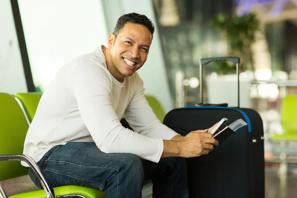 Hombre sosteniendo el teléfono inteligente — Foto de Stock