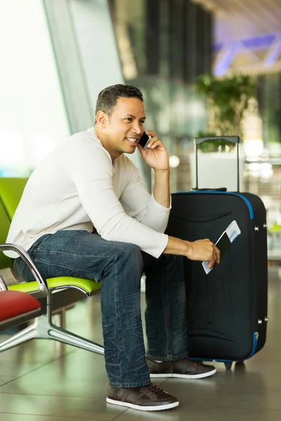 Man talking on mobile phone — Stock Photo, Image