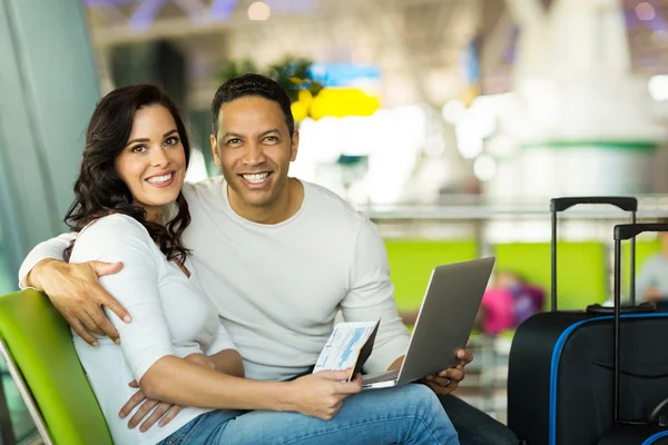 Koppel met laptop op luchthaven — Stockfoto