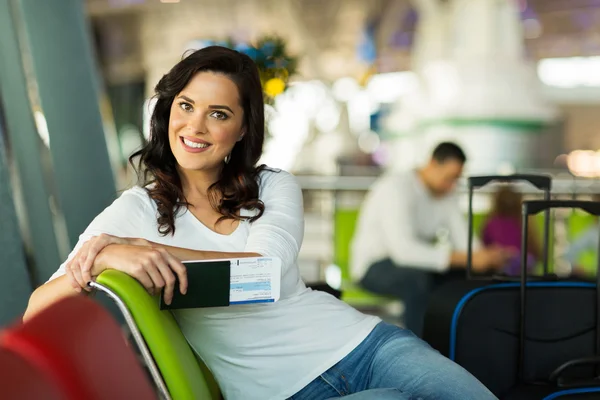 Viajero femenino — Foto de Stock