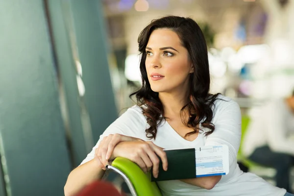 Doordachte vrouw op luchthaven — Stockfoto