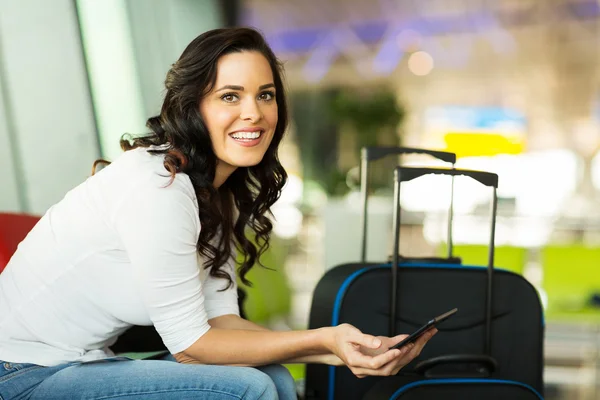 Viajante feminino usando o computador — Fotografia de Stock