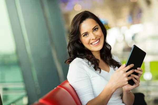 Frau hält Tablet in der Hand — Stockfoto