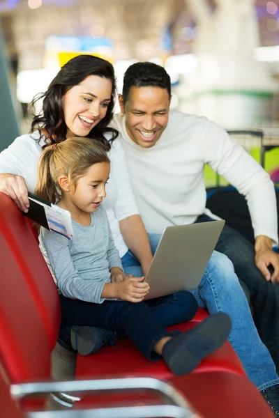 Famiglia che utilizza laptop in aeroporto — Foto Stock