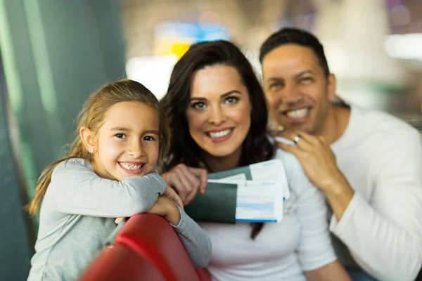 Menina com pais no aeroporto — Fotografia de Stock