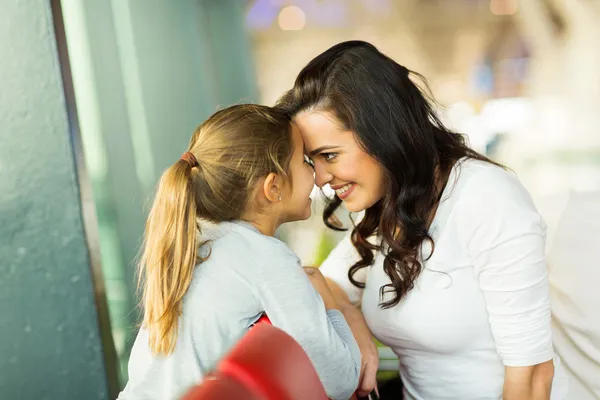 Mutter und Tochter am Flughafen — Stockfoto