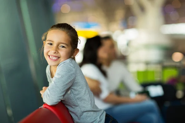 Petite fille à l'aéroport — Photo
